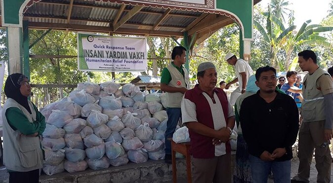 İHH&#039;dan Filipinler&#039;de 700 aileye gıda yardımı