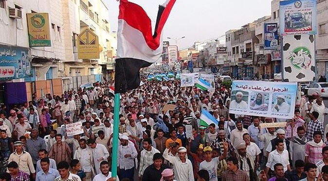 Yemen&#039;de binlerce kişi sokağa döküldü!