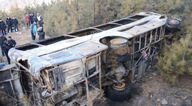 Çin&#039;de minibüs şarampole yuvarlandı: 10 ölü
