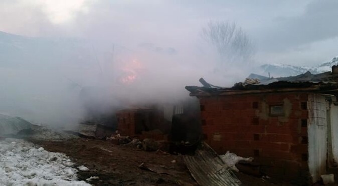 Gümüşhane&#039;deki yangında 1 ev kül oldu, 10 hayvanda telef