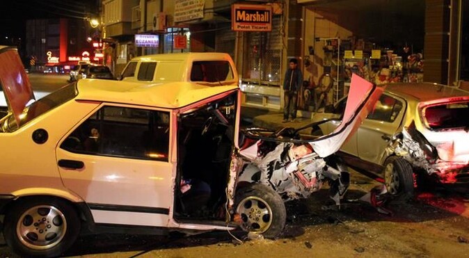 İzmir&#039;de feci kaza, yaralılar var