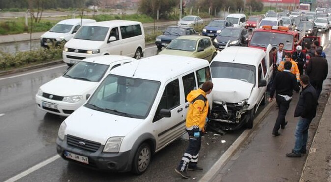 İzmir&#039;de zincirleme kaza, 6 yaralı var
