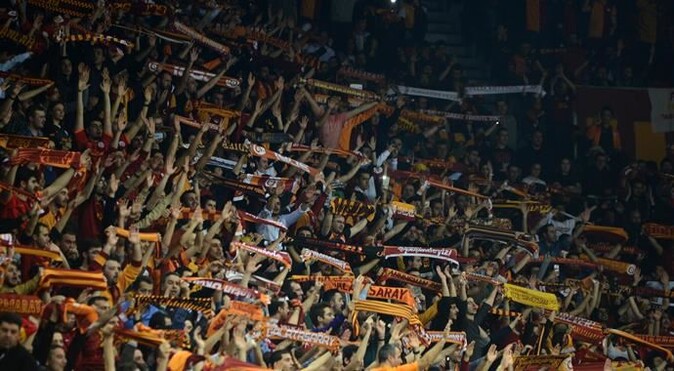 Galatasaray taraftarlarından Emre&#039;ye küfür!