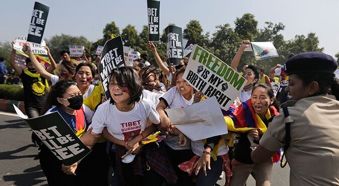 Hindistan&#039;daki Tibetliler Çin&#039;i protesto etti
