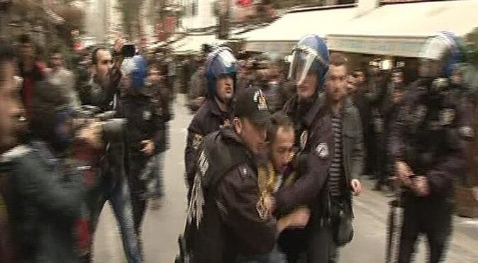 Ankara&#039;da Berkin Elvan eyleminde polise taşlı-sopalı saldırı