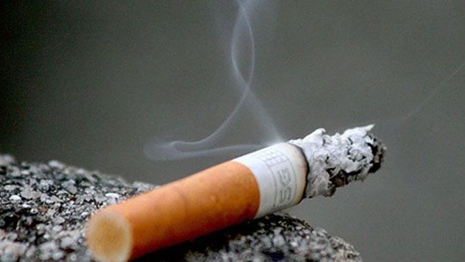 Mahkeme kendi evinde sigara içmesini yasakladı