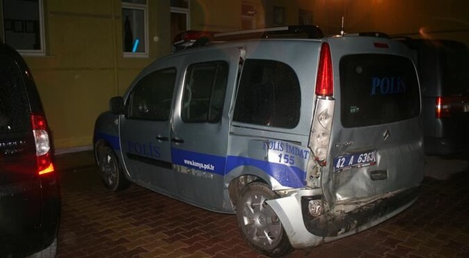 Alkollü sürücü polis otosuna çarptı, 3 polis yaralandı