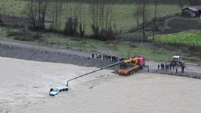 Sel suları köprüyü yıktı, araba suya düştü 3 kişi...