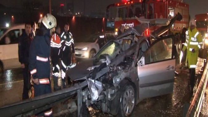 İstanbul&#039;da feci kaza! Bariyer otomobile ok gibi saplandı