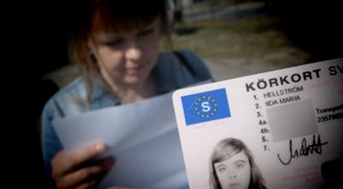 İsveç&#039;te 17 yaşında ehliyet aldı