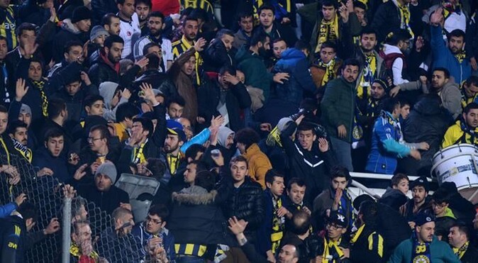 Fenerbahçe taraftarları birbirine girdi