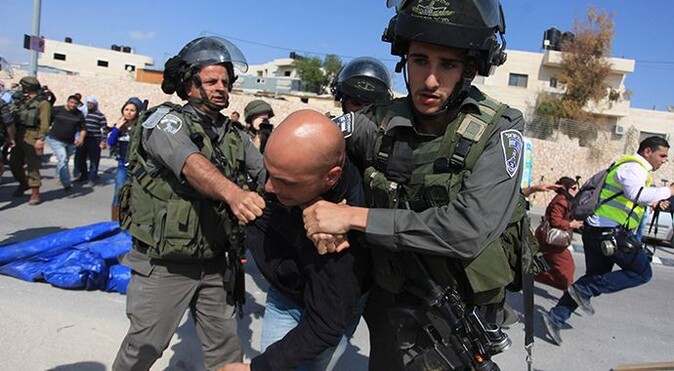 İşgalci İsrail güçleri, 2 Filistinliyi gözaltına aldı