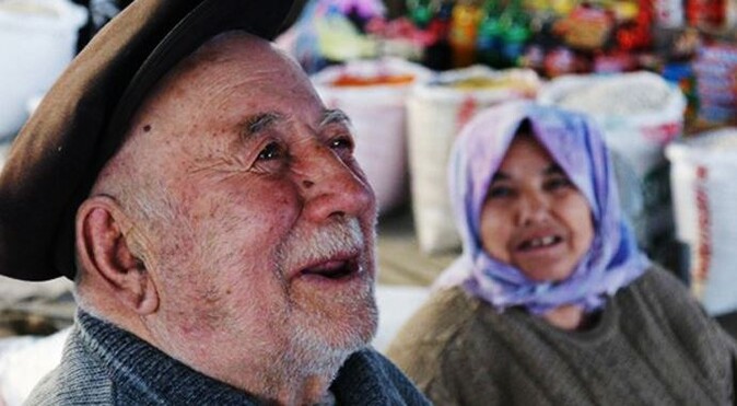 Türkiye&#039;de yaşlıların % 62&#039;si mutlu