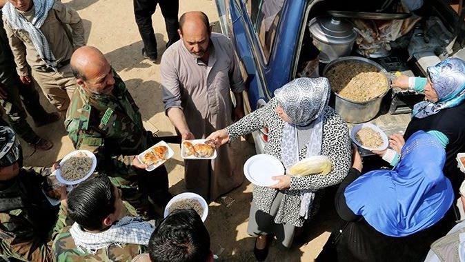 Terör örgütü IŞİD&#039;e karşı savaşan güvenlik güçlerine yemek pişirip dağıttılar
