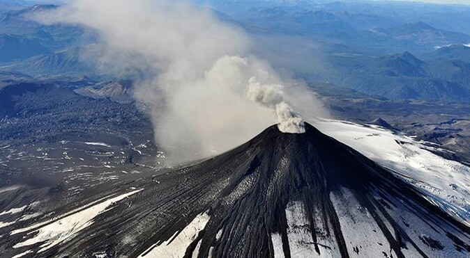 Şili&#039;de Villarrica Yanardağı kül ve gaz püskürtüyor