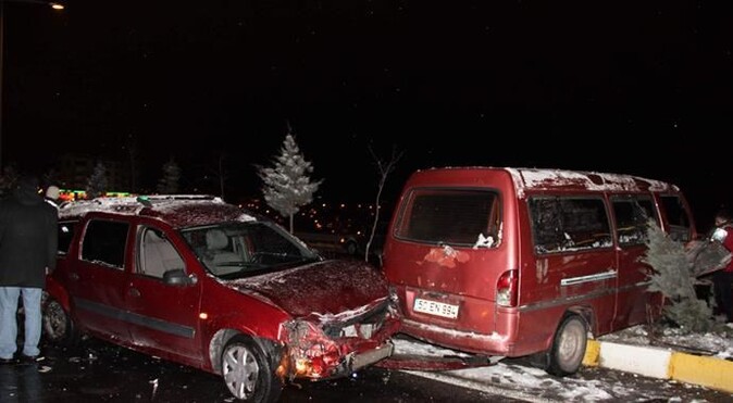 Nevşehir&#039;de buzlanma kazaları, 17 yaralı var