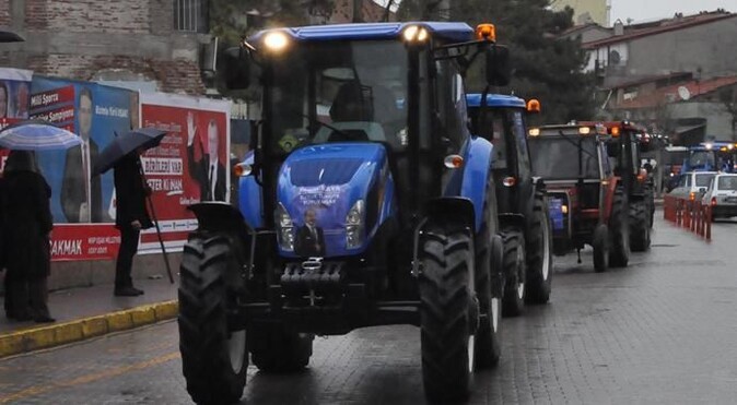 Milletvekili aday adayları için traktörleriyle şehri turladılar