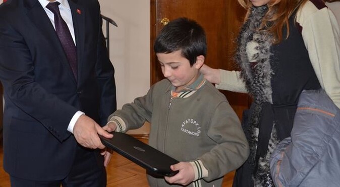 Başbakan Davutoğlu bilgisayar sözünü tuttu