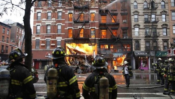 New York&#039;taki patlama sonrası çöken binada 2 ceset bulundu