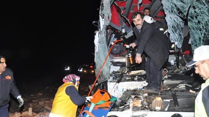 Kırıkkale-Samsun Karayolu&#039;nda feci kaza: 2 ölü, 13 yaralı
