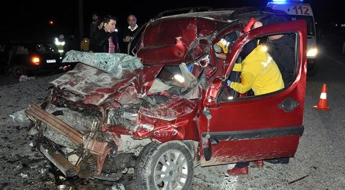 Yozgat&#039;ta otomobiller çarpıştı, 1 ölü 4 de yaralı var