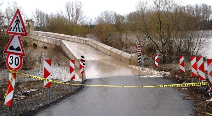 Edirne&#039;de sular yükseldi, köprüler trafiğe kapatıldı