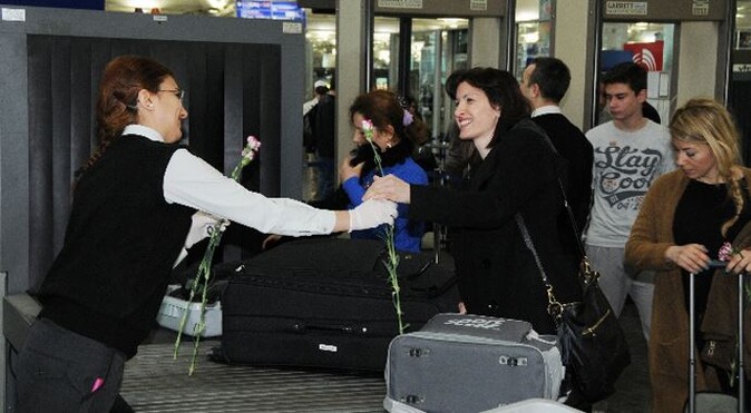 Havalimanında kadın yolculara sürpriz!