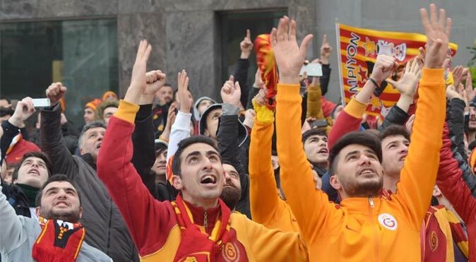 Galatasaray kafilesi meşaleler ile uğurlandı