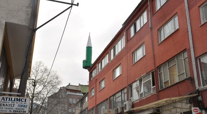 İş hanının çatısındaki minare hayrete düşürdü!