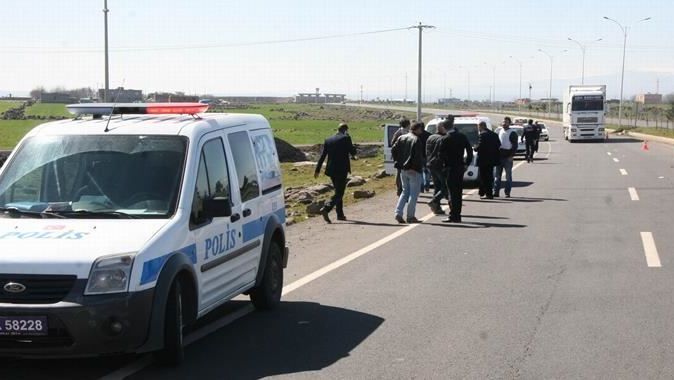 Diyarbakır&#039;da polis arabası takla attı, yaralı polisler var