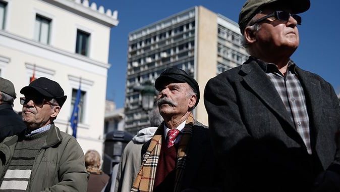 Yunanistan&#039;da emekliler maaş kesintilerini protesto etti