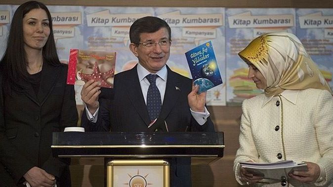 Davutoğlu&#039;ndan Kitap Kumbarası&#039;na destek
