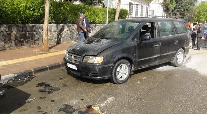 Suriyeliye ait seyir halindeki araç alev aldı