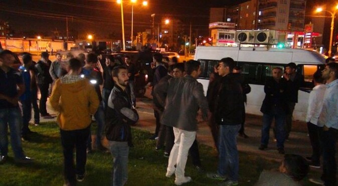 Polisler HDP&#039;nin seçim aracını durdurdu