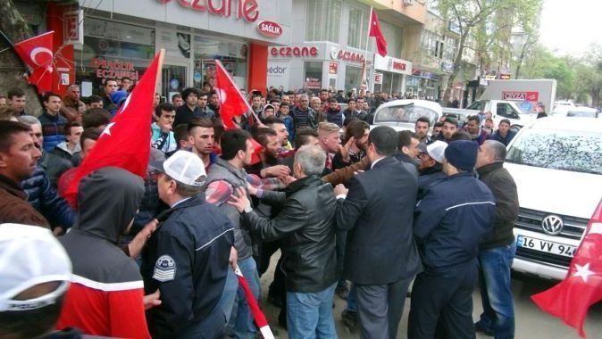 Orhangazi&#039;de HDP lokaline yürüyen grubu polis engelledi