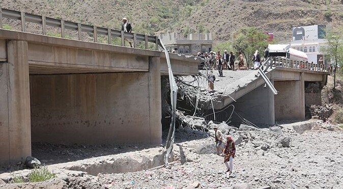 Yemen&#039;de köprüye saldırı: 20 ölü