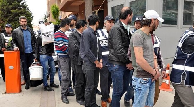 İzmir&#039;de insan kaçakçılığı yapan 17 kişi yakalandı
