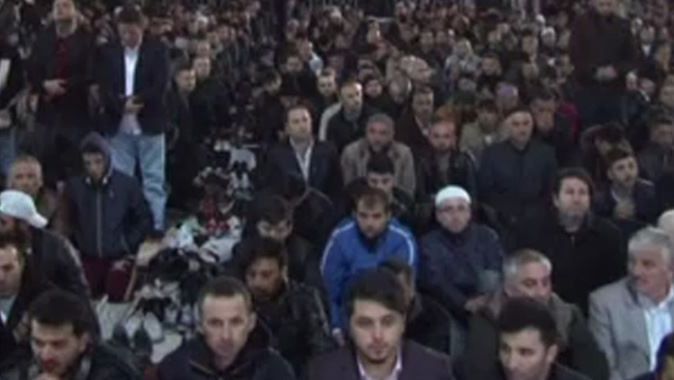 İstanbul&#039;da vatandaşlar camilere akın etti