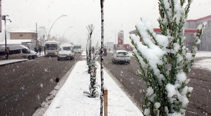 Ağrı-İran karayolu, tipi dolayısıyla ulaşıma kapandı