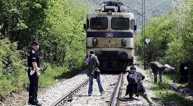 Makedonya&#039;da yolcu treni kaçağa çarptı