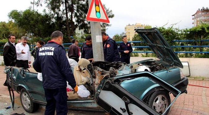 Antalya&#039;da direğe çarpan araba parça parça oldu, 4 yaralı