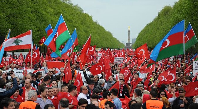 Ermeni iddialarına karşı Berlin&#039;de dev yürüyüş