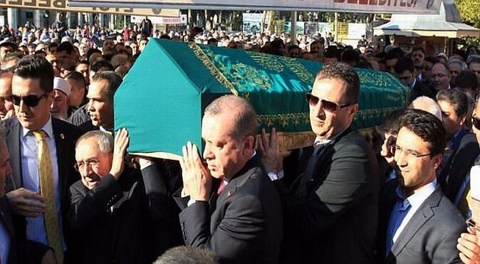Recep Tayyip Erdoğan, cenazeyi omzunda taşıdı