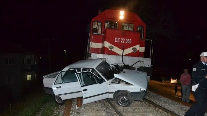 Tren, hemzemin geçitte otomobile çarptı, ölü ve yaralı var