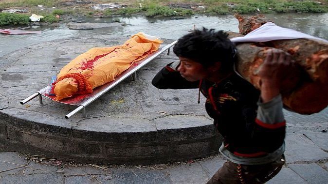 Nepal&#039;de salgın korkusuyla cesetleri yakıyorlar