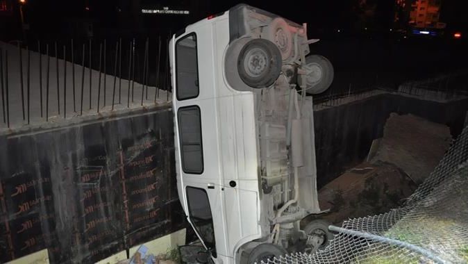 İzmir&#039;de minibüs inşaat alanına devrildi: 2 yaralı
