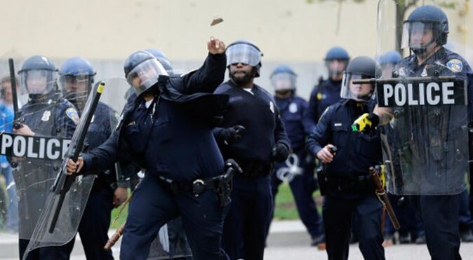 Baltimore&#039;da polis göstericilere taş attı
