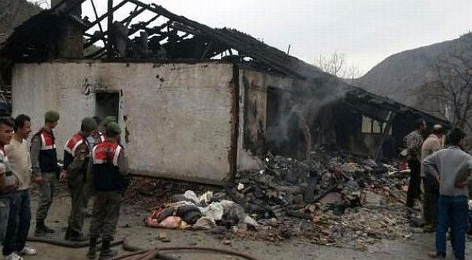 Kastamonu&#039;da 3 ev 1 samanlık yandı