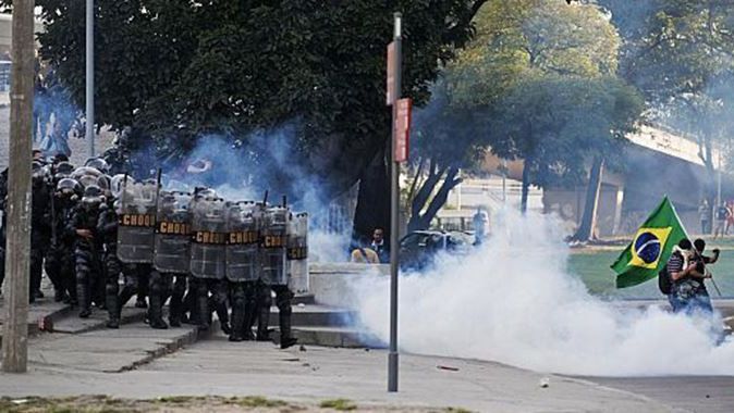 Brezilya&#039;da öğretmenlerle polis çatıştı