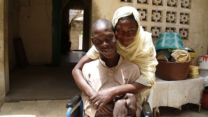 Senegalli genç, ayaklarıyla hayata tutunuyor